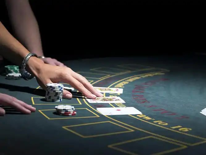 Tampilan gulungan Fortune Mouse dengan simbol keberuntungan emas dan perhiasan